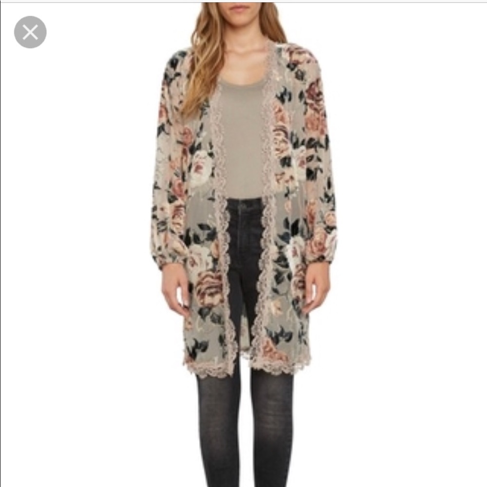 Floral embroidered kimono